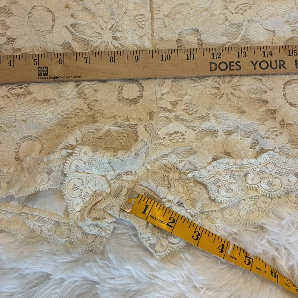Monteau Lace Shorts Size Large Cream Color